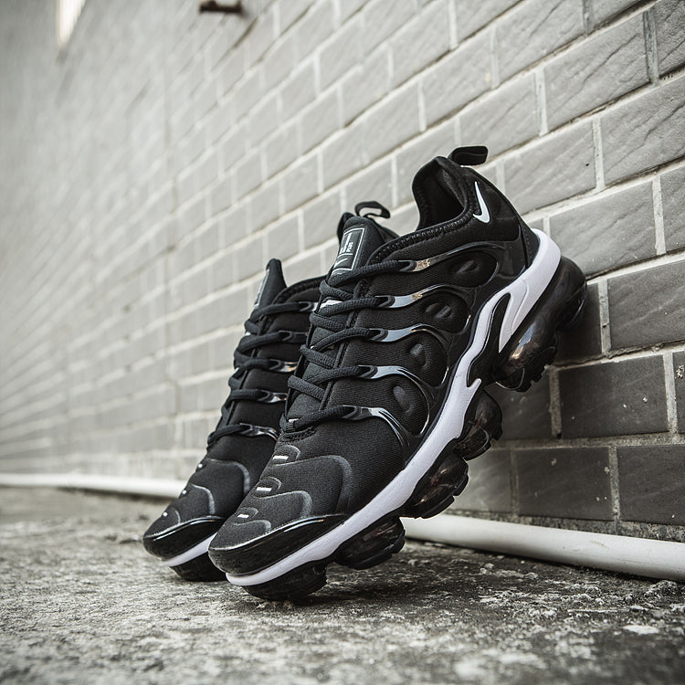 VAPORMAX PLUS TN BLACK & WHITE