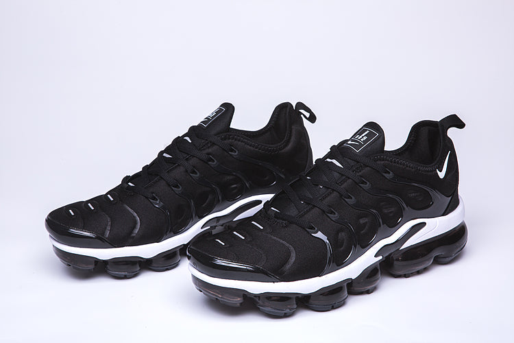 VAPORMAX PLUS TN BLACK & WHITE