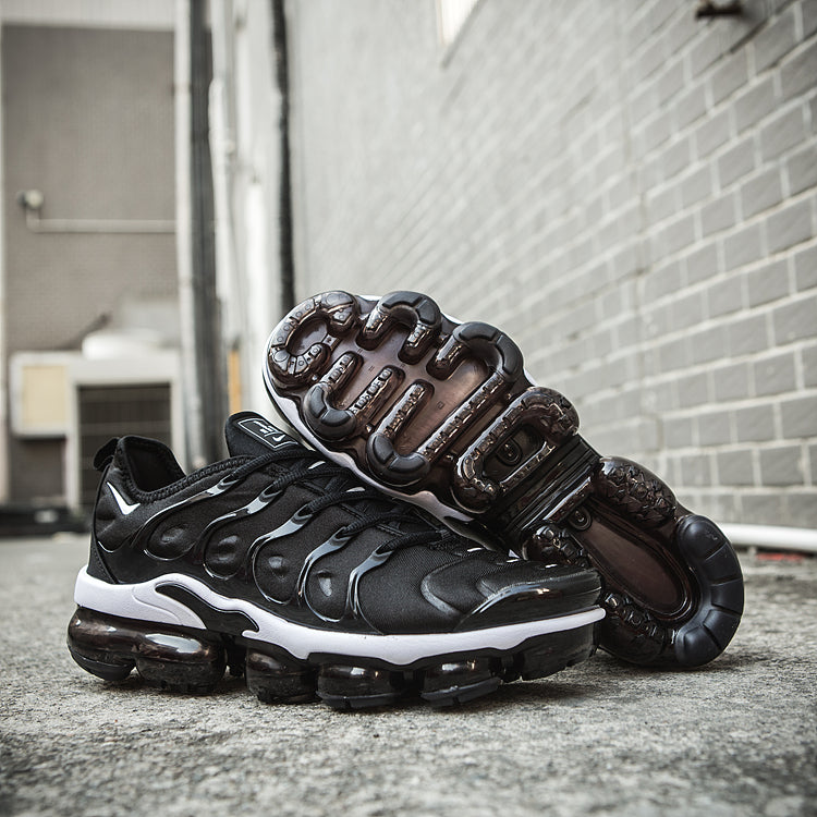 VAPORMAX PLUS TN BLACK & WHITE