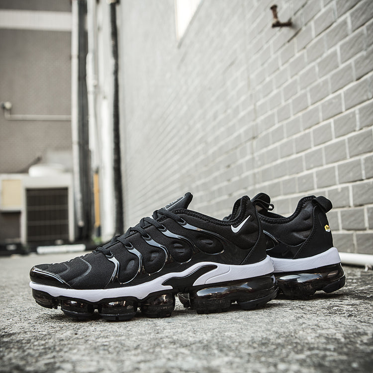 VAPORMAX PLUS TN BLACK & WHITE