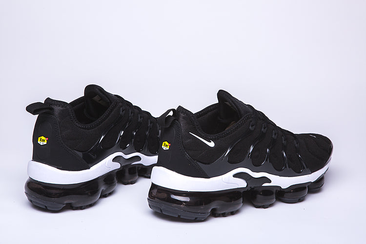 VAPORMAX PLUS TN BLACK & WHITE