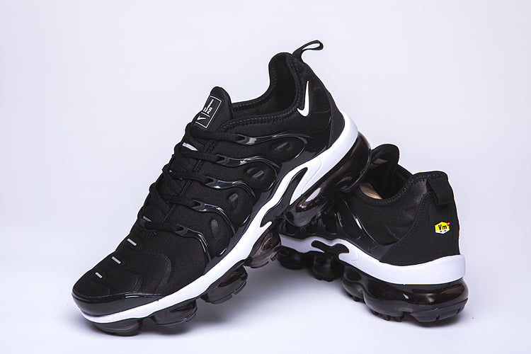 VAPORMAX PLUS TN BLACK & WHITE