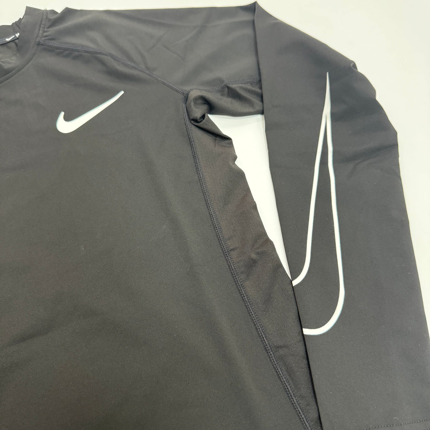 NIKE MANGA LONGA PRO SWOOSH + [BONÉ DE BRINDE]